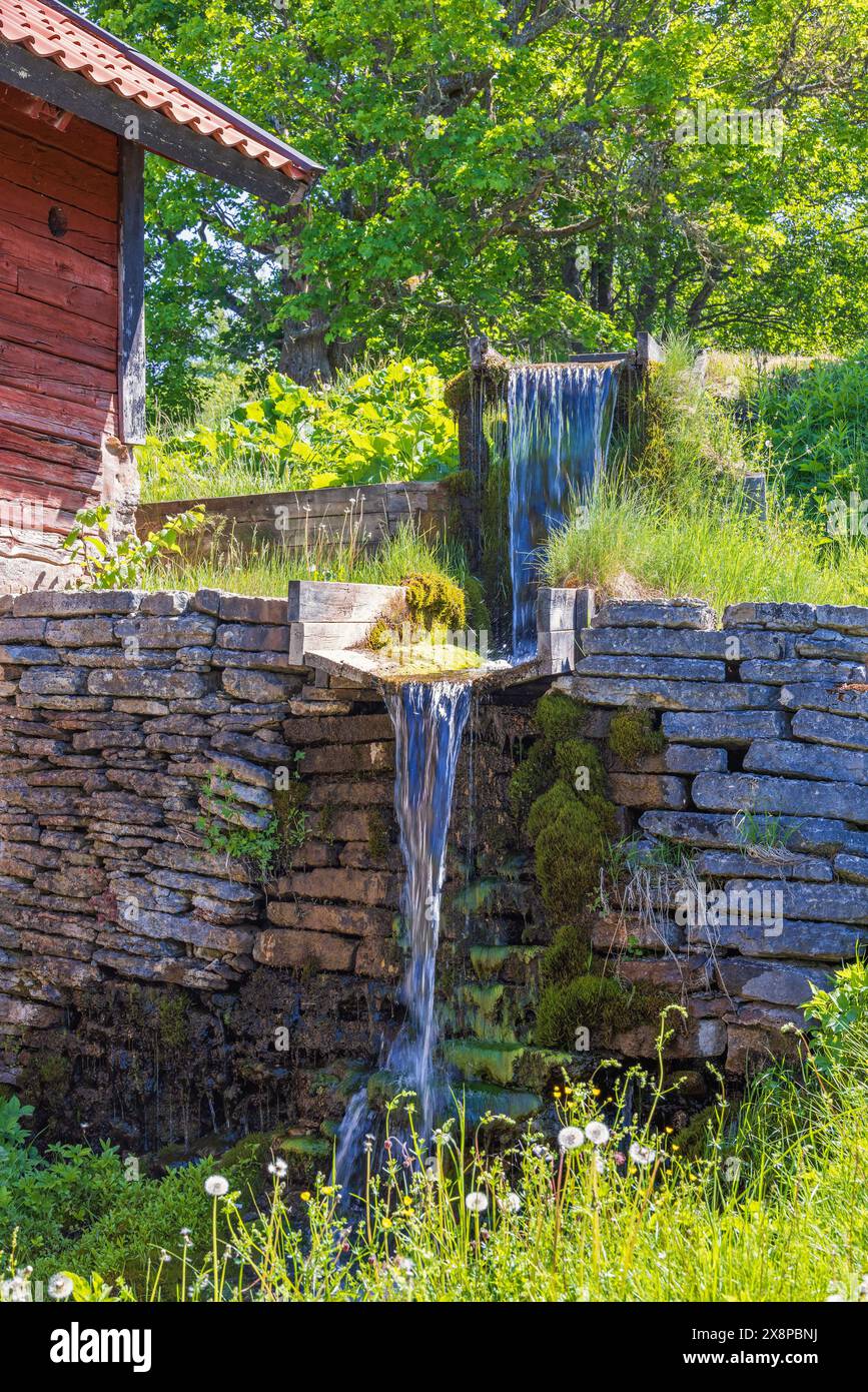 Wasserfall bei einer alten Mühle auf dem Land Stockfoto
