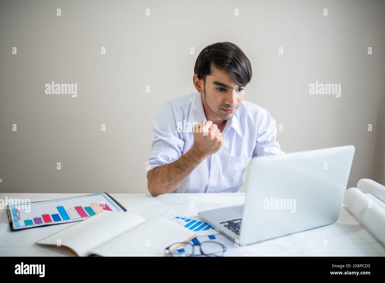 Anleger nutzen Laptops, um Anlagerisiken an der Börse zu analysieren, Anlegermakler analysieren Indizes, Finanzchartenhandel Online-Investment da Stockfoto