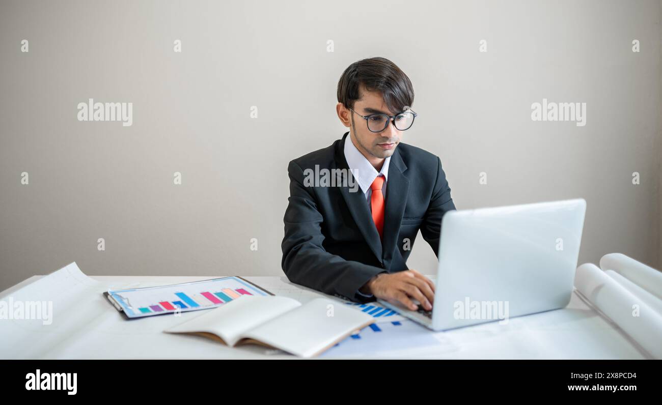 Anleger nutzen Laptops, um Anlagerisiken an der Börse zu analysieren, Anlegermakler analysieren Indizes, Finanzchartenhandel Online-Investment da Stockfoto