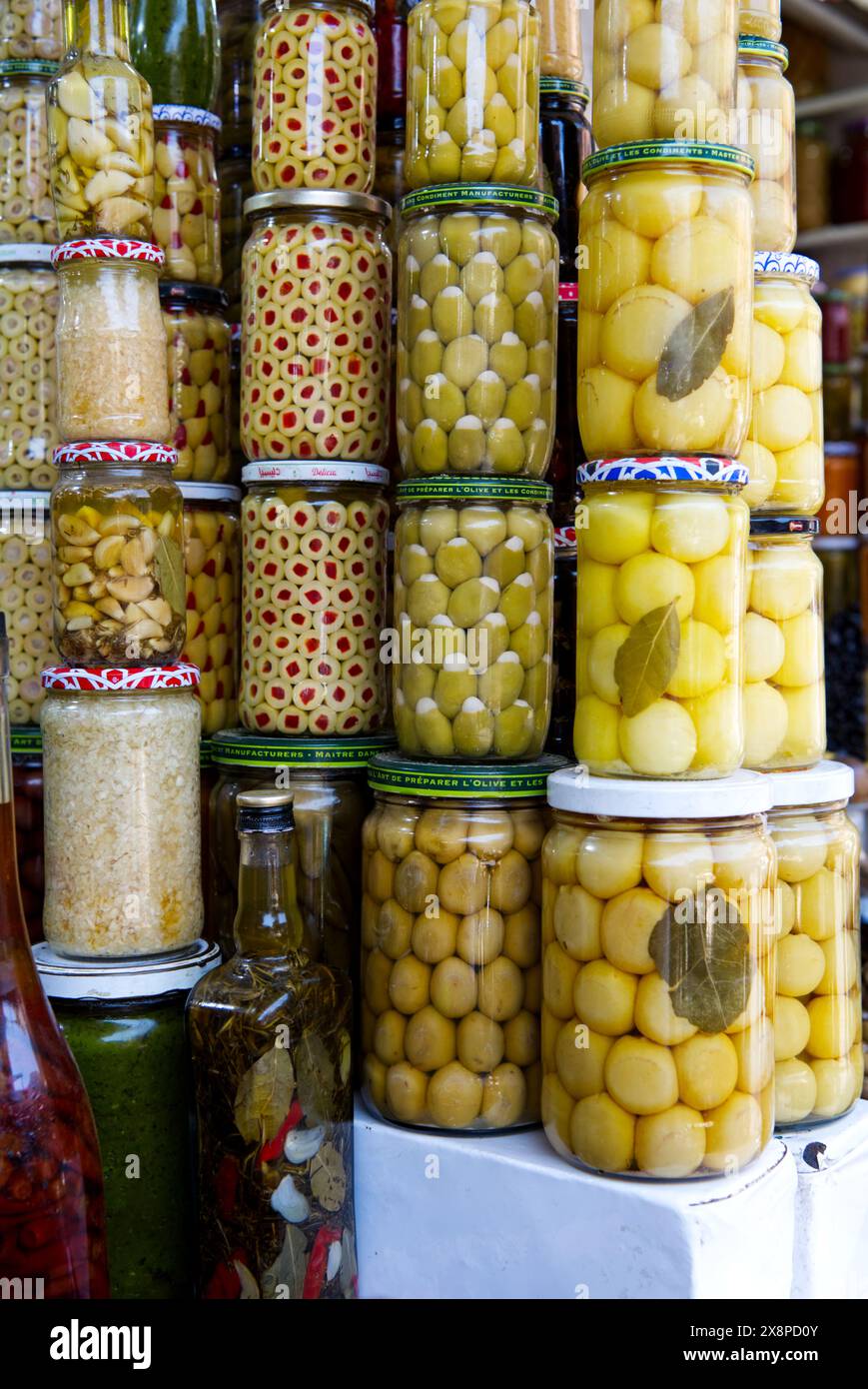 Bild: Lebensmittel, die in vertikal gestapelten Gläsern aufbewahrt werden - Oliven, Zitronen, Zwiebeln, Paprika - auf einem Markt in Marokko 5 Stockfoto