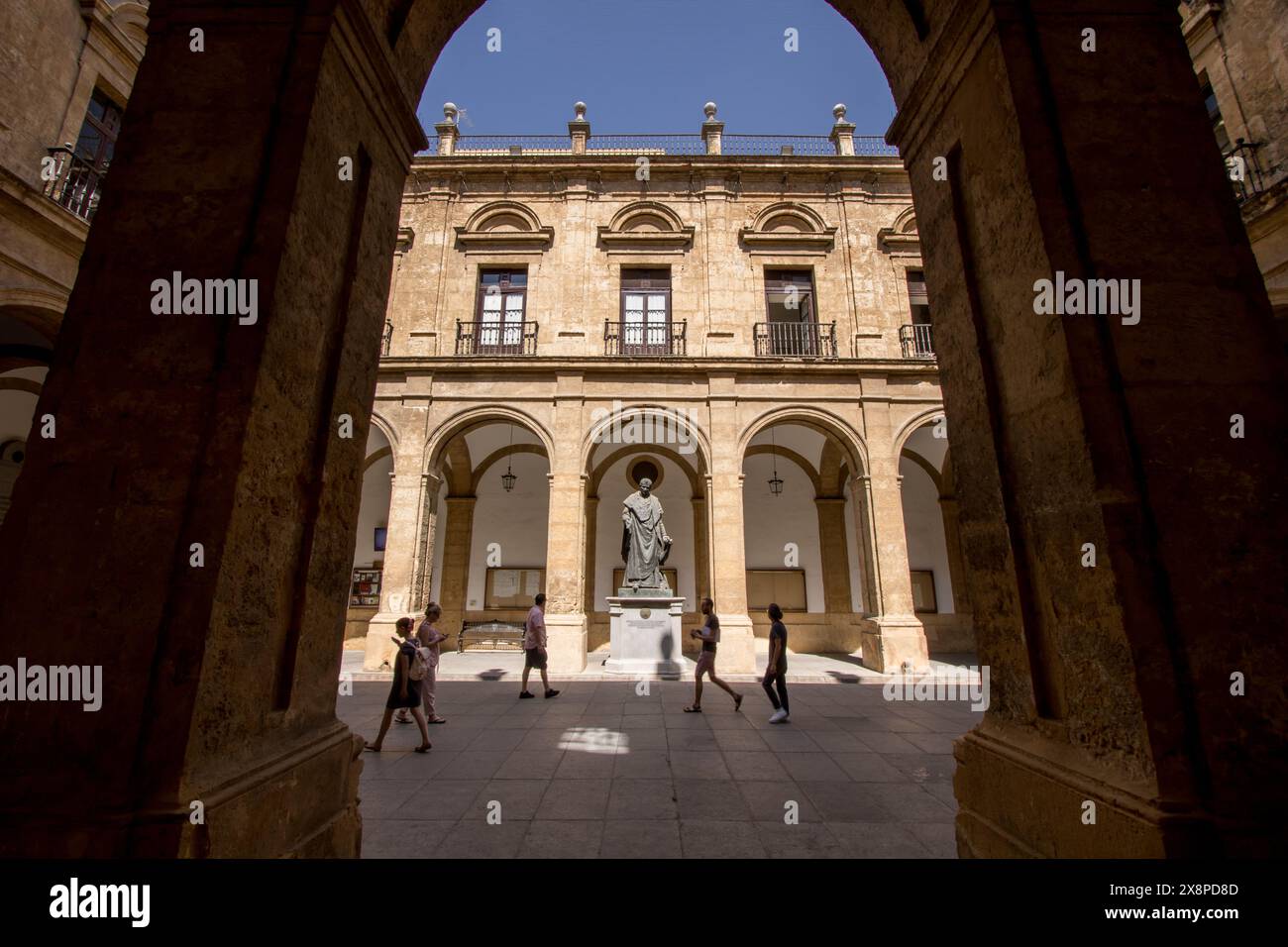 Blick auf einen Innenhof des Rektorats der Universität von Sevilla, ehemalige Königliche Tabakfabrik von Sevilla aus dem 19. Jahrhundert Stockfoto