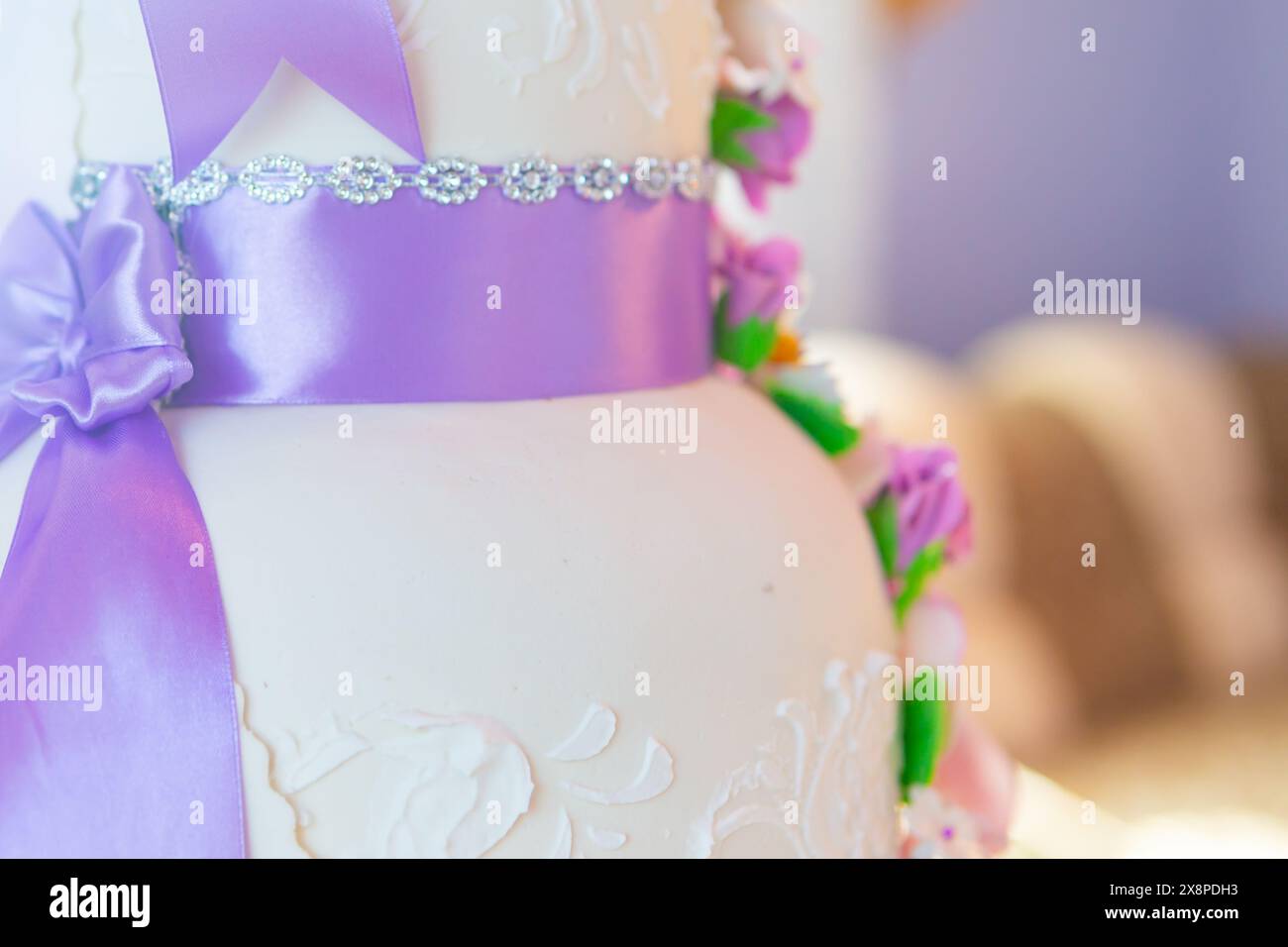 Tortendekoration. Wunderschöne Hochzeitstorte mit lila Orchideen. Kuchen in violetten Tönen Stockfoto