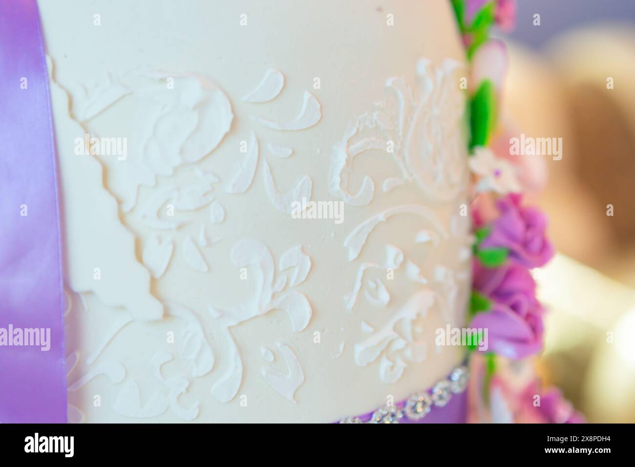 Tortendekoration. Wunderschöne Hochzeitstorte mit lila Orchideen. Kuchen in violetten Tönen Stockfoto