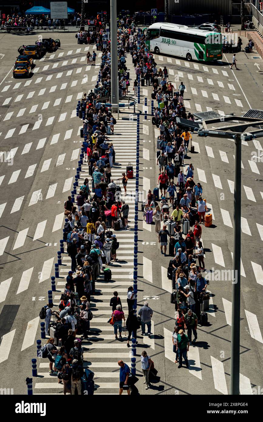 Passagiere stehen am Kreuzfahrtterminal im Hafen von Barcelona an. Der Stadtrat von Barcelona kündigte diese Woche an, die Zahl der in der Stadt ankommenden Kreuzer zu begrenzen, da die Situation des Massentourismus nicht mehr tragbar wird. Stockfoto