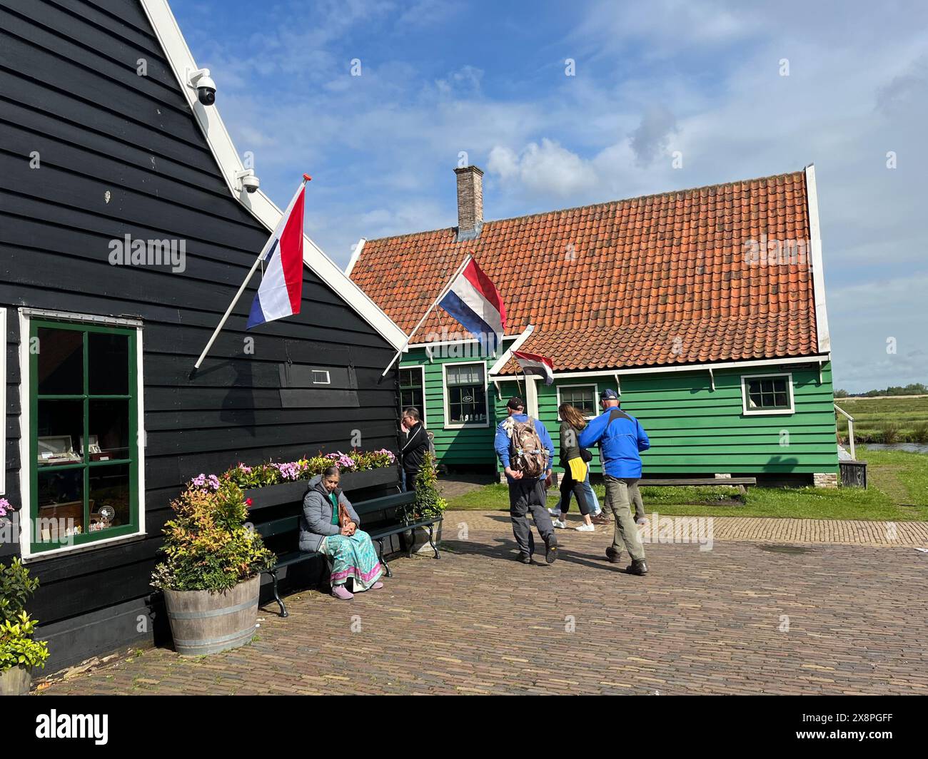 Zaandam, Niederlande. 30. April 2024. Touristen im Zaanse Schans. Typisch Niederländisch: Holzschuhe, Tulpen und Windmühlen. Hochwertige Fotos Stockfoto