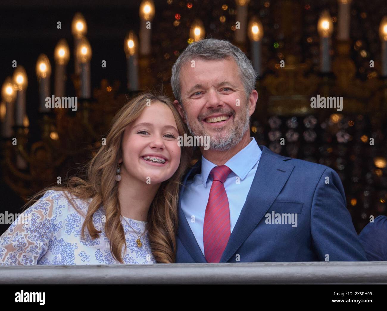 Kopenhagen, Dänemark. Mai 2024. KOPENHAGEN 26. Mai 2024 die dänische Königsfamilie feiert auf dem Balkon des Königspalastes Frederik VIII. Im Königspalast Amalienborg seinen 56. Geburtstag. Bild: König Frederik, Königin Maria und ihre Kinder Prinz Christian, Zwillinge Prinzessin Isabella und Prinzessin Josephine, Prinz Vincent Foto: Stefan Lindblom/TT Code 20116 Credit: TT Nachrichtenagentur/Alamy Live News Stockfoto