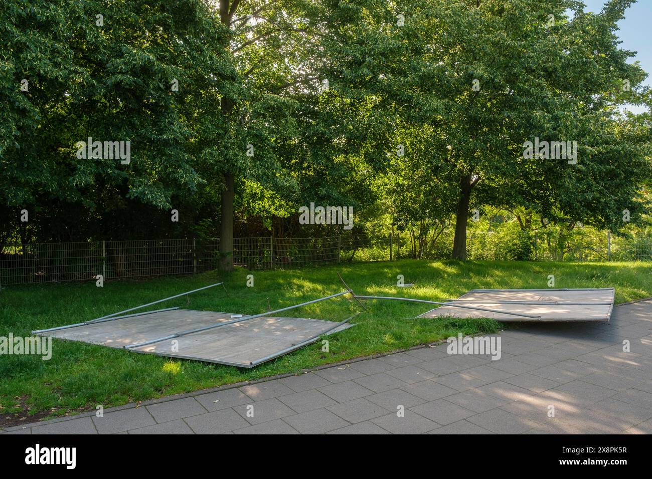 Die Wahlplakate für die Europawahlen 2024 von den Grünen und Linken in Köln wurden umgeworfen Stockfoto