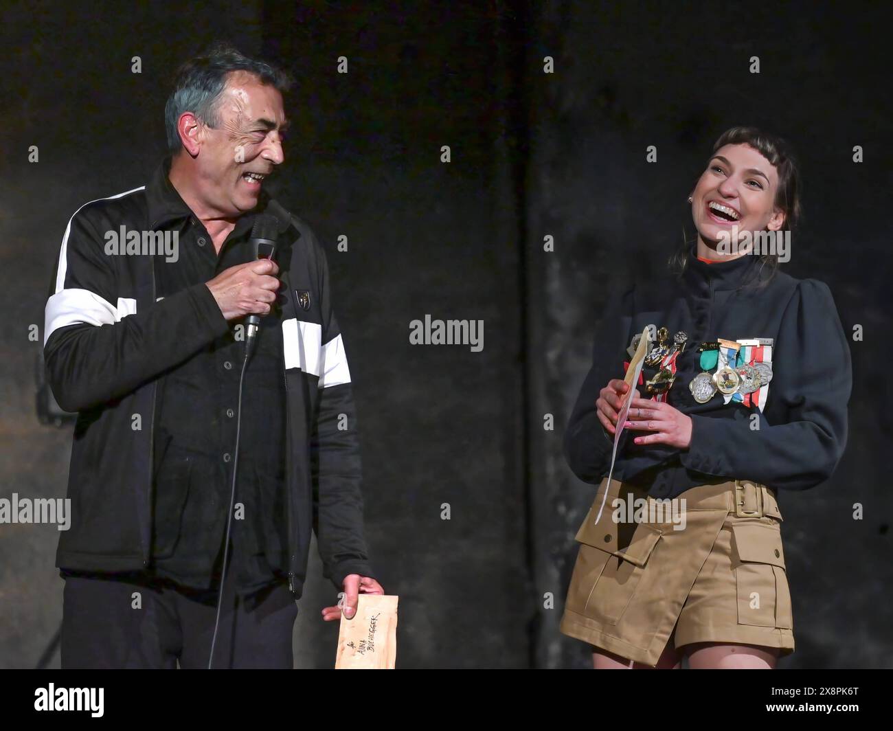 Verleihung des Hubert von Goisern Kulturpreises 2024, im Lehar Theater in Bad Ischl, am 25.05.2024. Das Bild zeigt den Preisgeber, Musiker und Moderator Hubert von Goisern Hubert Achleitner mit der Preisträgerin Anna Buchegger 2024 - Verleihung des Hubert von Goisern Kulturpreises 2024, im Lehar Theater in Bad Ischl, am 25.05.2024. *** Verleihung des Hubert von Goisern Kulturpreises 2024 am Lehar Theater Bad Ischl, am 25 05 2024 das Bild zeigt den Preisträger, Musiker und Moderator Hubert von Goisern Hubert Achleitner mit der Preisträgerin Anna Buchegger 2024 Präsentation von t Stockfoto