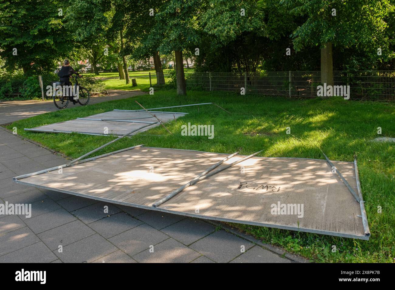 Die Wahlplakate für die Europawahlen 2024 von den Grünen und Linken in Köln wurden umgeworfen Stockfoto