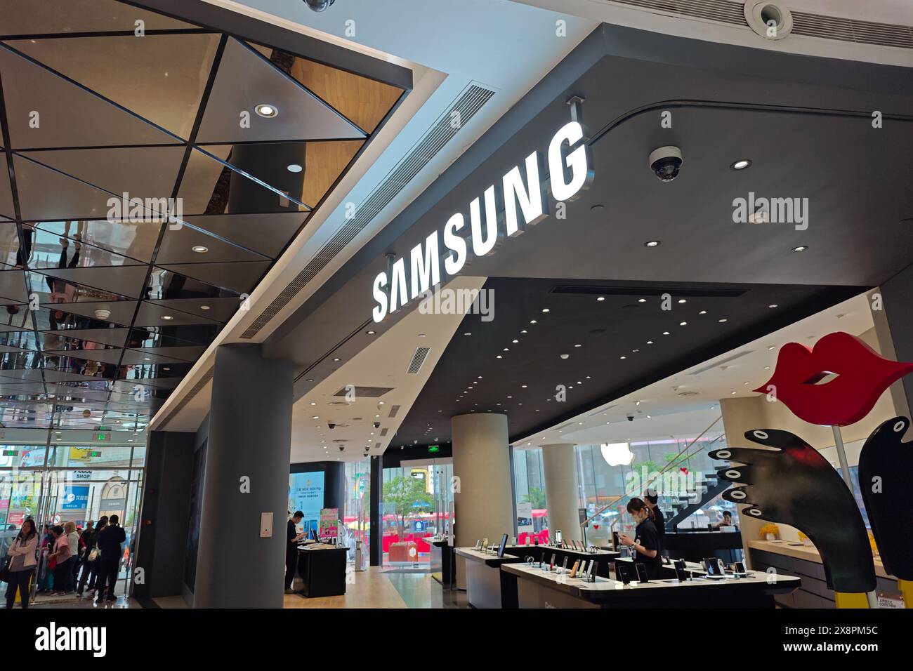 SHANGHAI, CHINA - 27. MAI 2024 - Ein südkoreanischer Samsung Flagship Store wird am 27. Mai 2024 in Shanghai, China, gesehen. Stockfoto