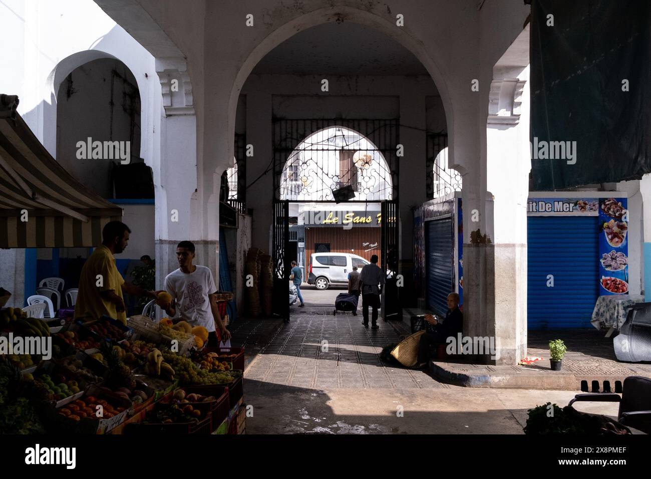 Blick auf einen Durchgang auf den Zentralmarkt von Casablanca, Marokko, am 5. Oktober 2023, mit einer Vielzahl von frischem Obst und Gemüse. Dieses Bild Stockfoto