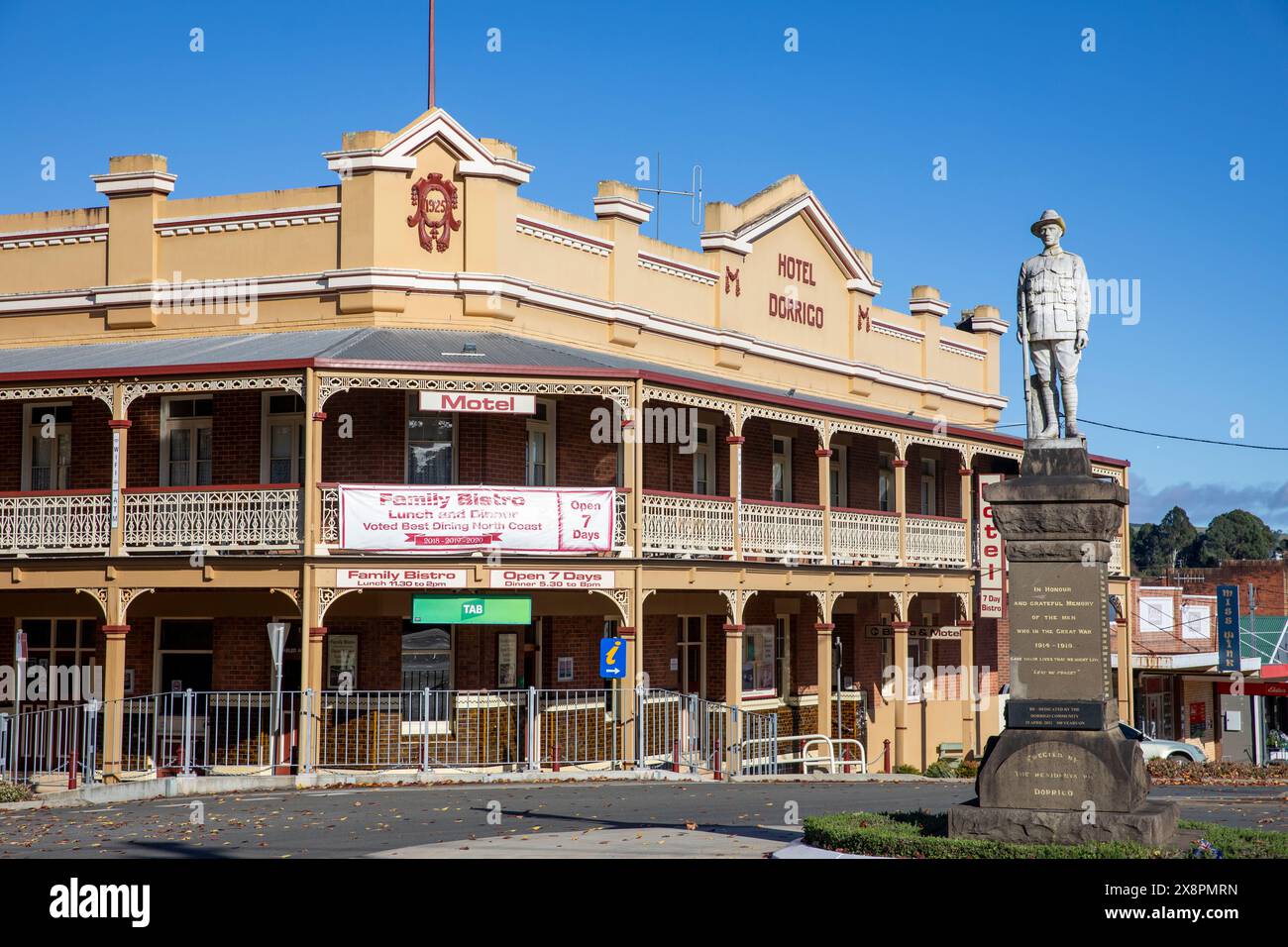 Dorrigo Town Centre in NSW, Skulptur der Erinnerung für diejenigen, die im Ersten Weltkrieg in Australien gestorben sind, im Hotel Heritage Dorrigo Pub, Australien Stockfoto