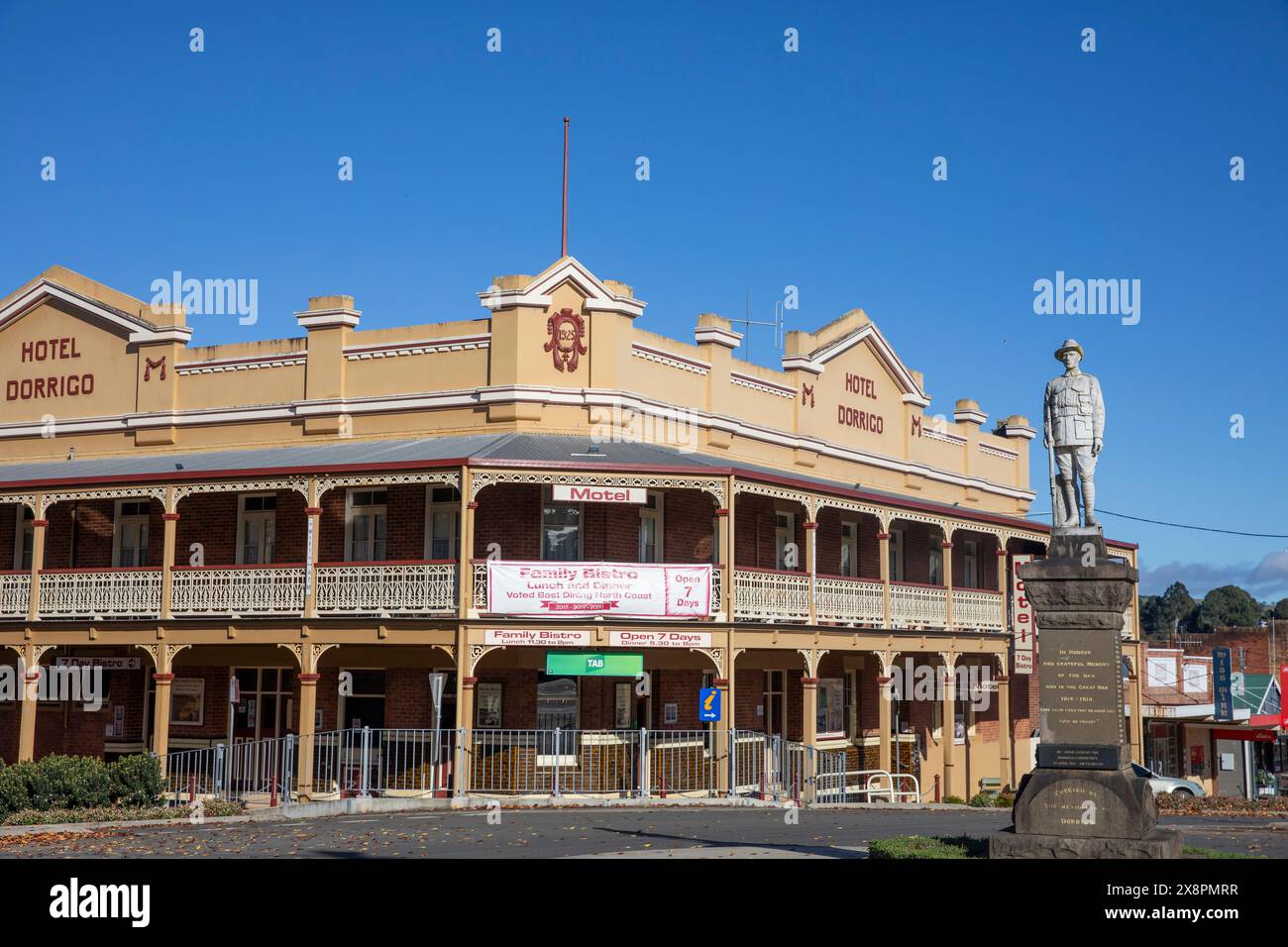 Dorrigo Town Centre in NSW, Skulptur der Erinnerung für diejenigen, die im Ersten Weltkrieg in Australien gestorben sind, im Hotel Heritage Dorrigo Pub, Australien Stockfoto