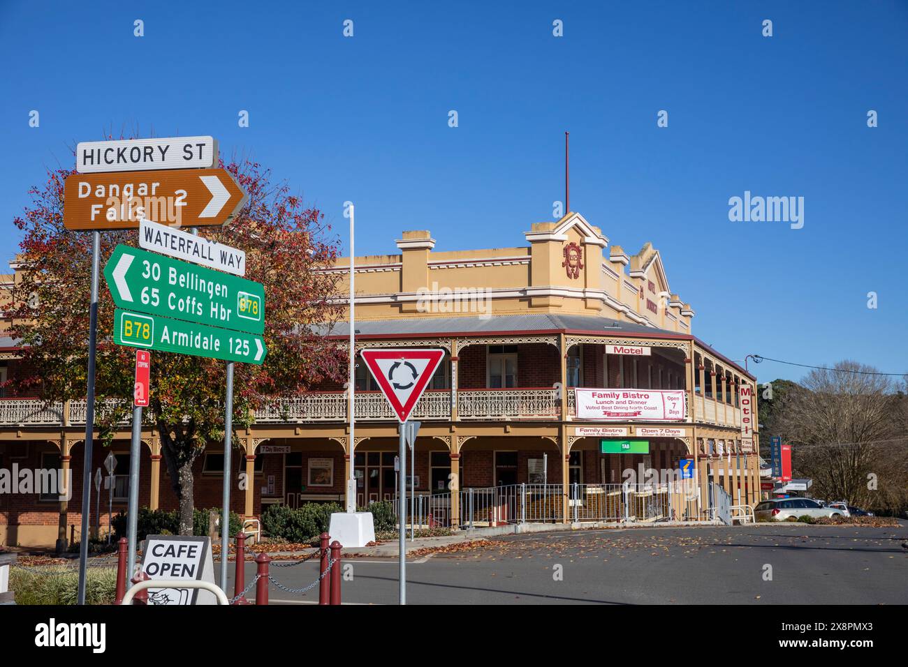Das Heritage Hotel Dorrigo, Motelzimmer und Gastronomiebetrieb, Architektur und Kulturerbe der 1920er Jahre, Dorrigo Stadtzentrum, NSW, Australien Stockfoto