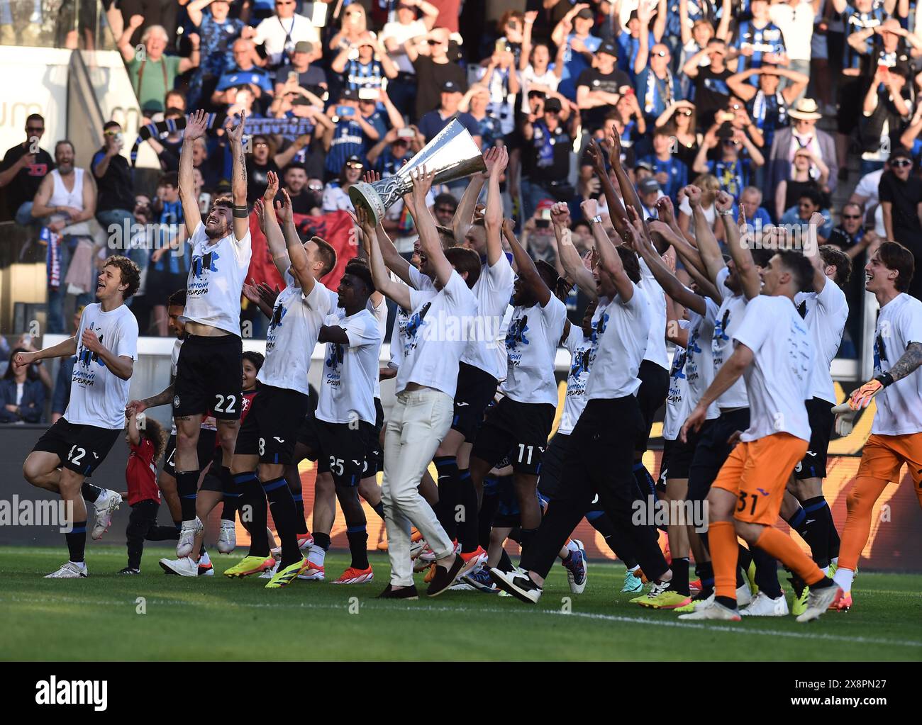 Bergamo, Italien. Mai 2024. Die Spieler von Atalanta feiern mit der Europa League Trophy nach einem Fußball-Spiel der Serie A zwischen Atalanta und Torino in Bergamo, Italien, am 26. Mai 2024. Quelle: Augusto Casasoli/Xinhua/Alamy Live News Stockfoto