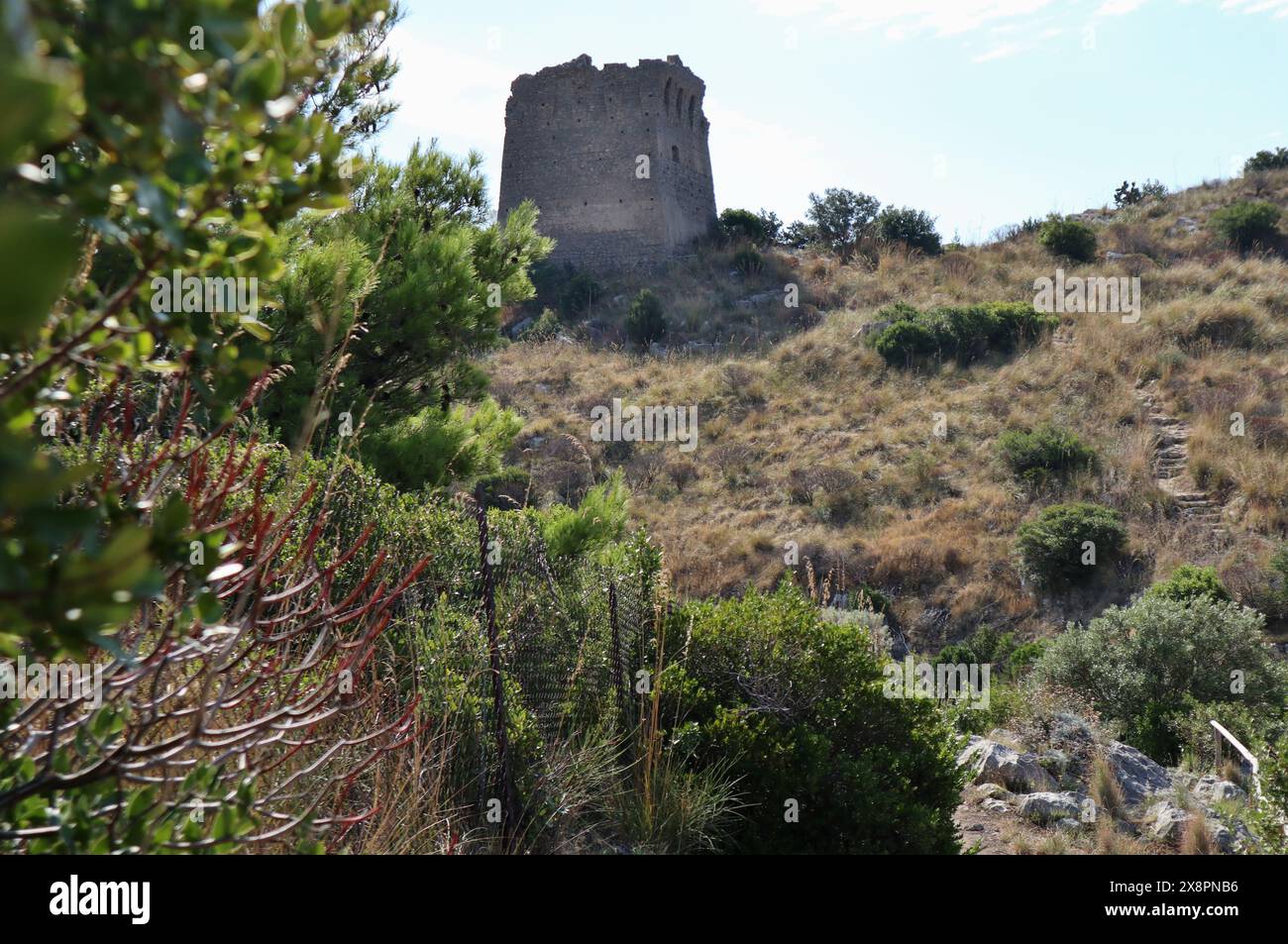 Ieranto - Torre Montalto dal sentiero di accesso Stockfoto