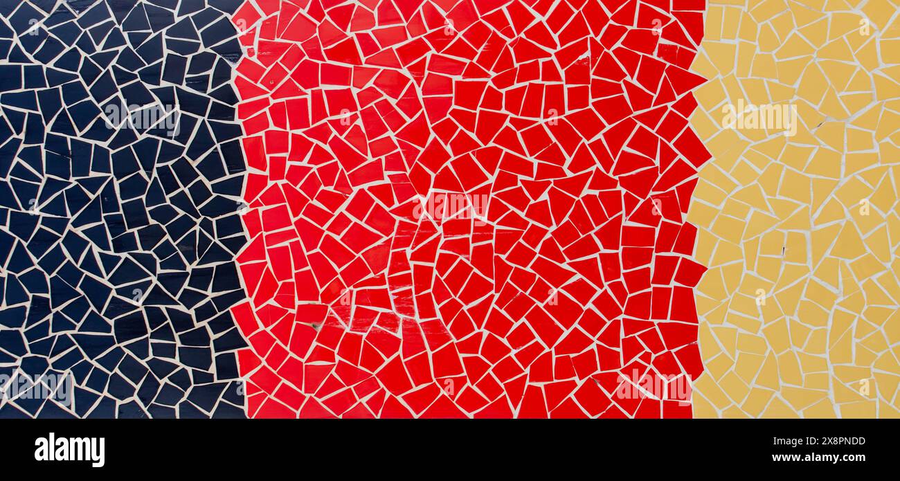 Deutsche Flagge Mosaik Stil - abstrakte geometrische Kunst mit bunten Fliesen. Stockfoto