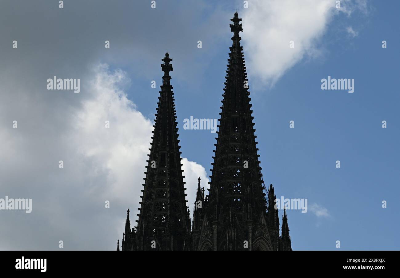 Köln, Deutschland. Mai 2024. Kölner Dom - offiziell die hohe Domkirche St. Peter - ist mit seinen zwei Türmen der Dom des Erzbistums Köln Credit: Horst Galuschka/dpa/Alamy Live News Stockfoto