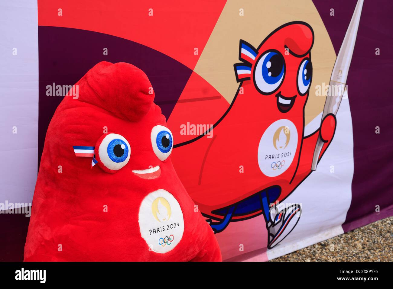 Ankunft der olympischen Fackelstaffel 2024 in Bordeaux. Maskottchen der Olympischen Spiele 2024. Bordeaux, Gironde, Nouvelle Aquitaine, Frankreich. Europa. Gutschrift: Foto von Stockfoto