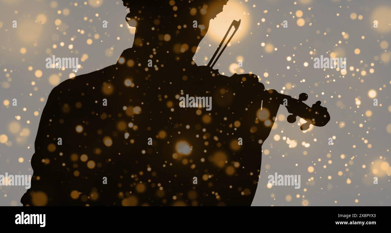 Bild von Lichtflecken, die sich über die Silhouette eines Geigenspielers bewegen Stockfoto