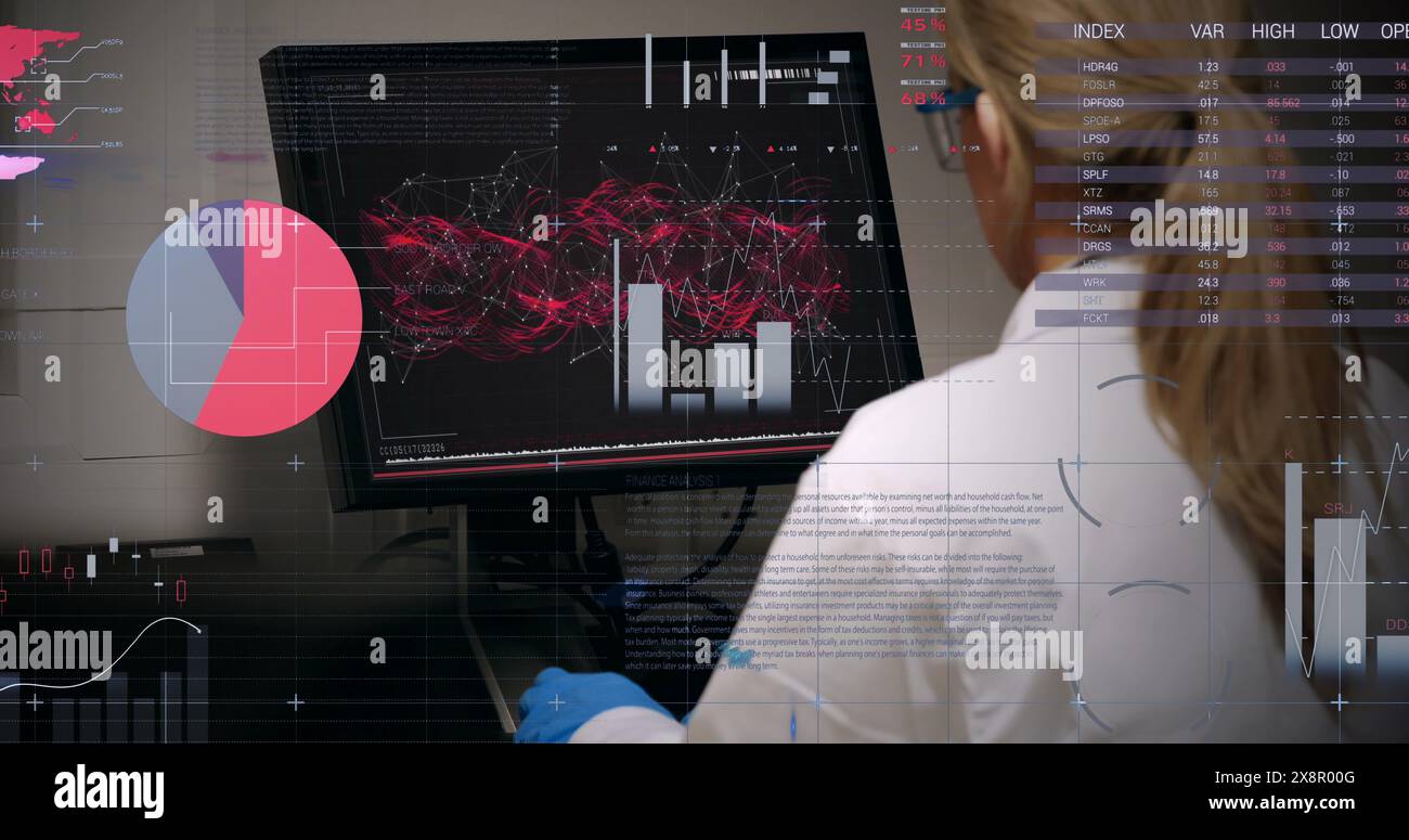 Die Rückansicht eines Arztes, der ein dna-Molekül auf einem Computer in einem Krankenhaus betrachtet, ist abgebildet Stockfoto