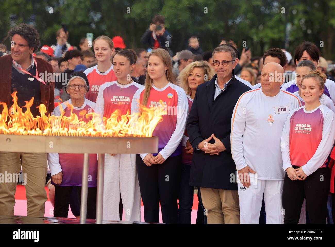 Ankunft der olympischen Fackelstaffel 2024 in Bordeaux. Thierry Marx, Sternekoch, Träger der Flamme. Bordeaux, Gironde, Nouvelle Aquitaine, Frankreich. E Stockfoto