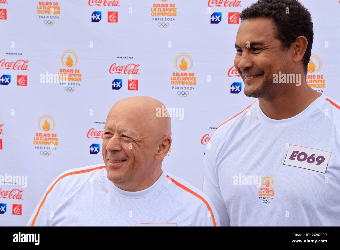 Ankunft der olympischen Fackelstaffel 2024 in Bordeaux. Thierry Marx, Sternekoch, und Thierry Dusautoir, ehemaliger internationaler Rugbyspieler, Träger von Stockfoto
