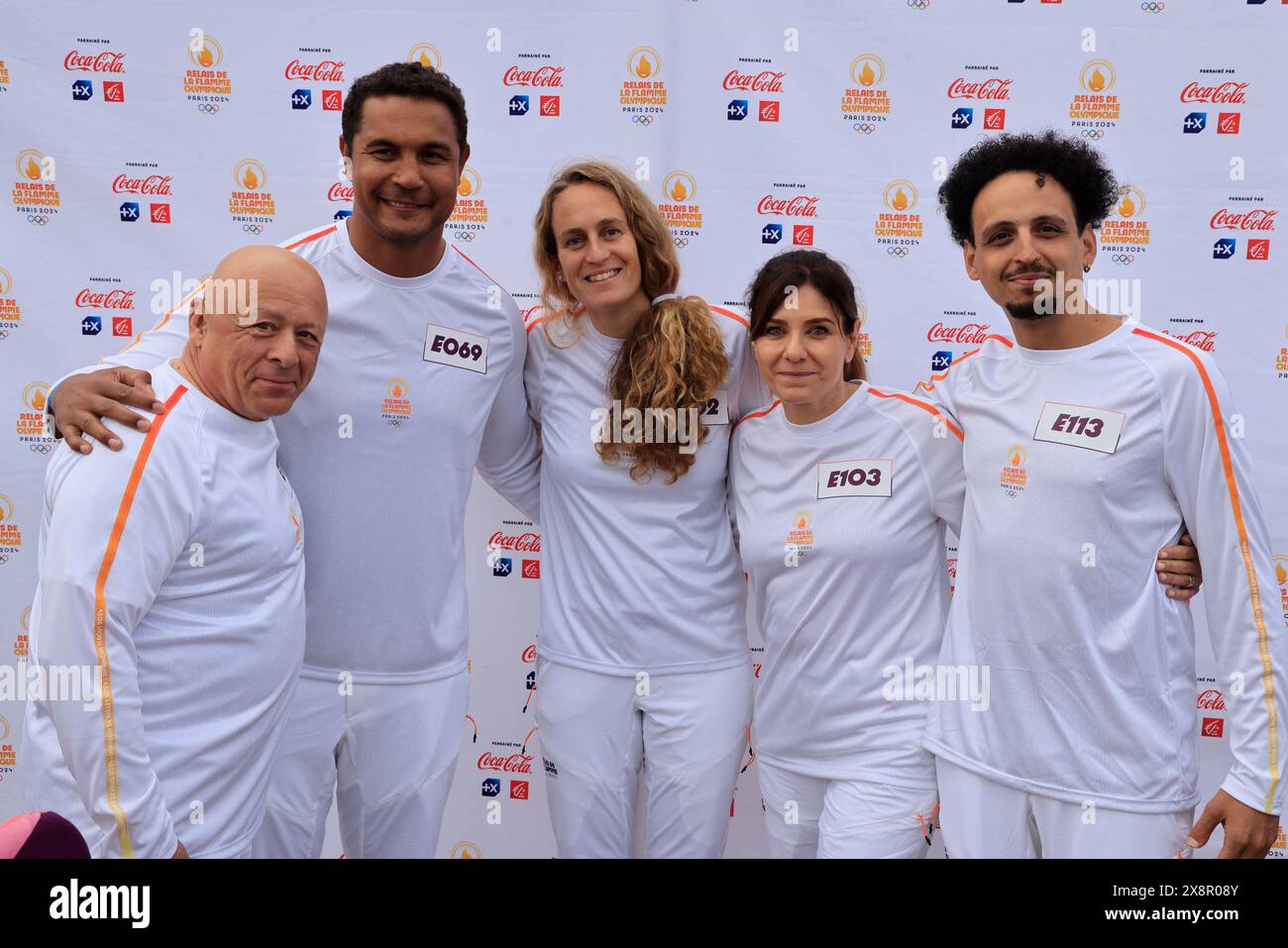 Ankunft der olympischen Fackelstaffel 2024 in Bordeaux. Thierry Marx, Sternekoch, und Thierry Dusautoir, ehemaliger internationaler Rugbyspieler, Träger von Stockfoto