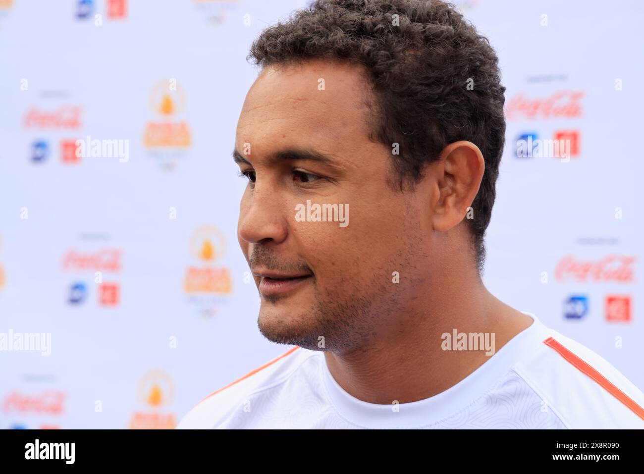Ankunft der olympischen Fackelstaffel 2024 in Bordeaux. Thierry Dusautoir, ehemaliger internationaler Rugbyspieler. Bordeaux, Gironde, Nouvelle Aquitaine, Franc Stockfoto