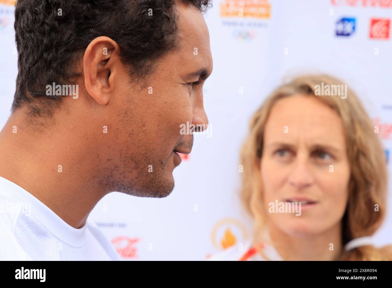 Ankunft der olympischen Fackelstaffel 2024 in Bordeaux. Thierry Dusautoir, ehemaliger internationaler Rugbyspieler. Bordeaux, Gironde, Nouvelle Aquitaine, Franc Stockfoto