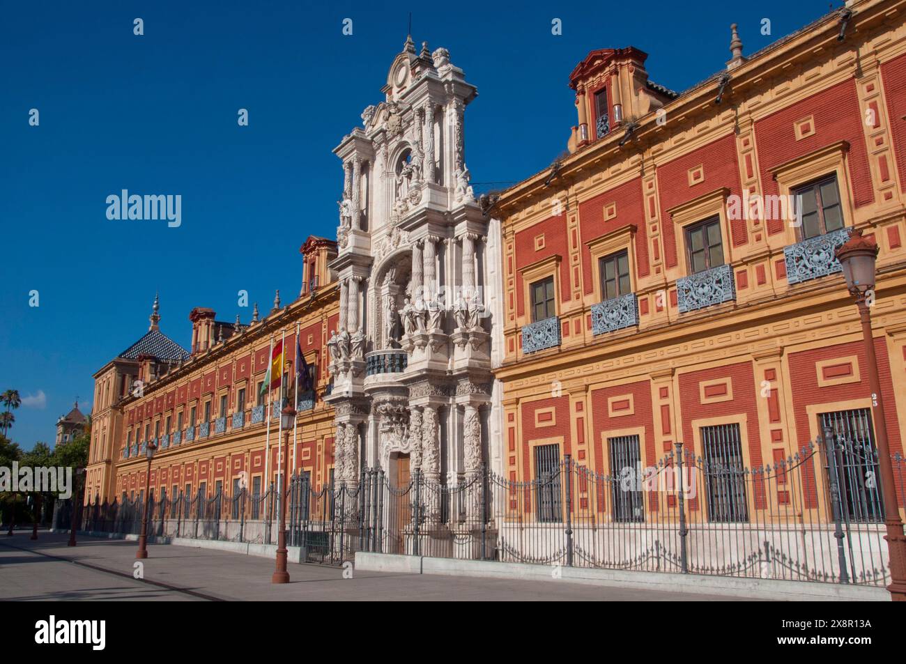 Spanien: Der Palacio de San Telmo aus dem 17. Jahrhundert in Sevilla ist Sitz der Autonomen Regierung Andalusiens. Der Bau begann 1682. Es war früher die University of Navigators, die eingerichtet wurde, um verwaiste Kinder zu erziehen und sie als Seeleute auszubilden. Der ursprüngliche Architekt war Leonardo de Figueroa (um 1650–1730). Stockfoto