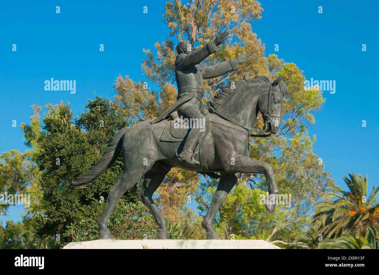 Spanien: Reiterstatue von Simon Bolivar (24. Juli 1783 bis 17. Dezember 1830), der Liberator von Amerika, Parque de Maria Luisa, Sevilla. Skulptur von Emilio Luiz Campos (1917–1983), 1981. Simón José Antonio de la Bolívar Trinidad Santísima Palacios Ponte y Blanco war ein militärischer und politischer Führer Venezuelas, der die Länder Kolumbien, Venezuela, Ecuador, Peru, Panama, und Bolivien zur Unabhängigkeit vom Spanischen Reich. Er wird umgangssprachlich als El Libertador oder Liberator von Amerika bezeichnet. Stockfoto