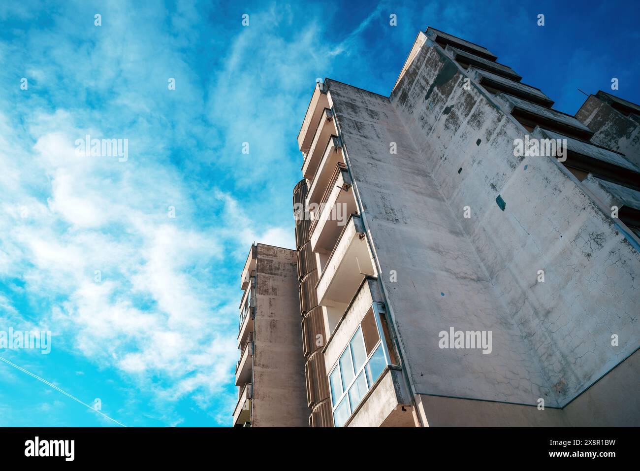 Hohes Wohngebäude aus den 1980er Jahren als gutes Beispiel für brutalistischen Architekturstil, flacher Blick Stockfoto