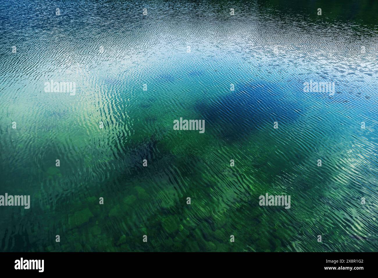 See Bohinj Wasseroberfläche, Wellenmuster als natürlicher Hintergrund, selektiver Fokus Stockfoto