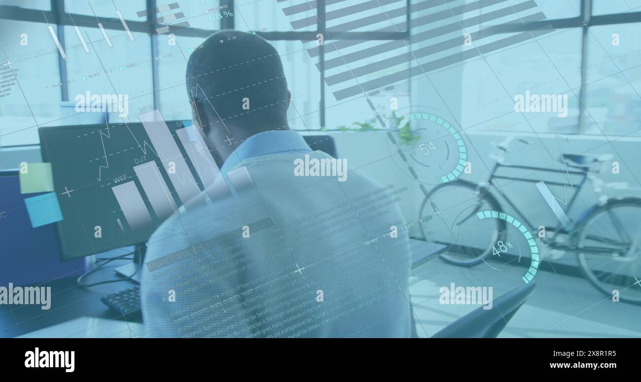 Bild der Infografik über dem afroamerikanischen Mann, der Fahrrad im Büro parkt Stockfoto