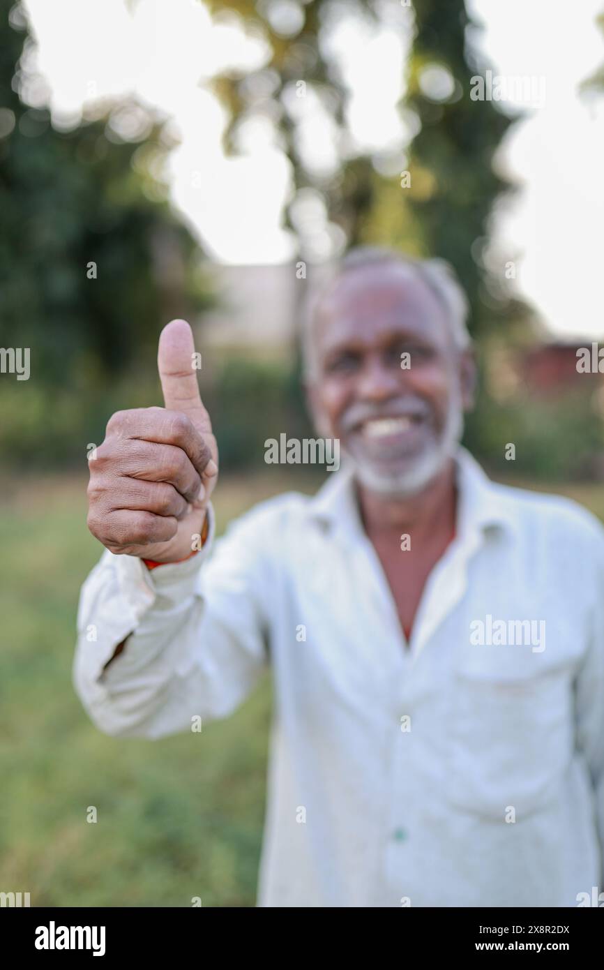 Indischer glücklicher Bauer auf einer Kichererbsenfarm Stockfoto