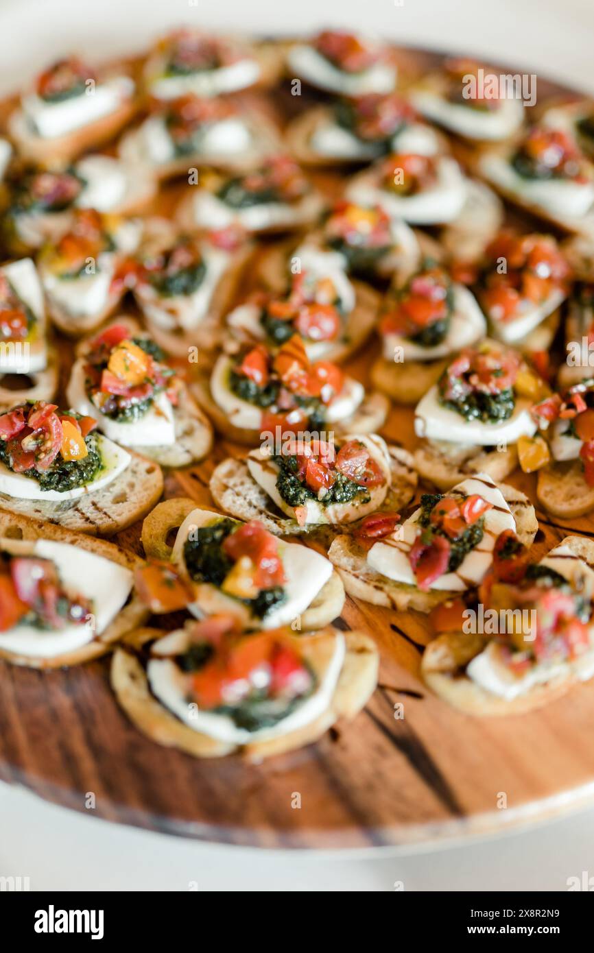 Bruschetta Vorspeisen mit Tomaten, Mozzarella und Pesto Stockfoto