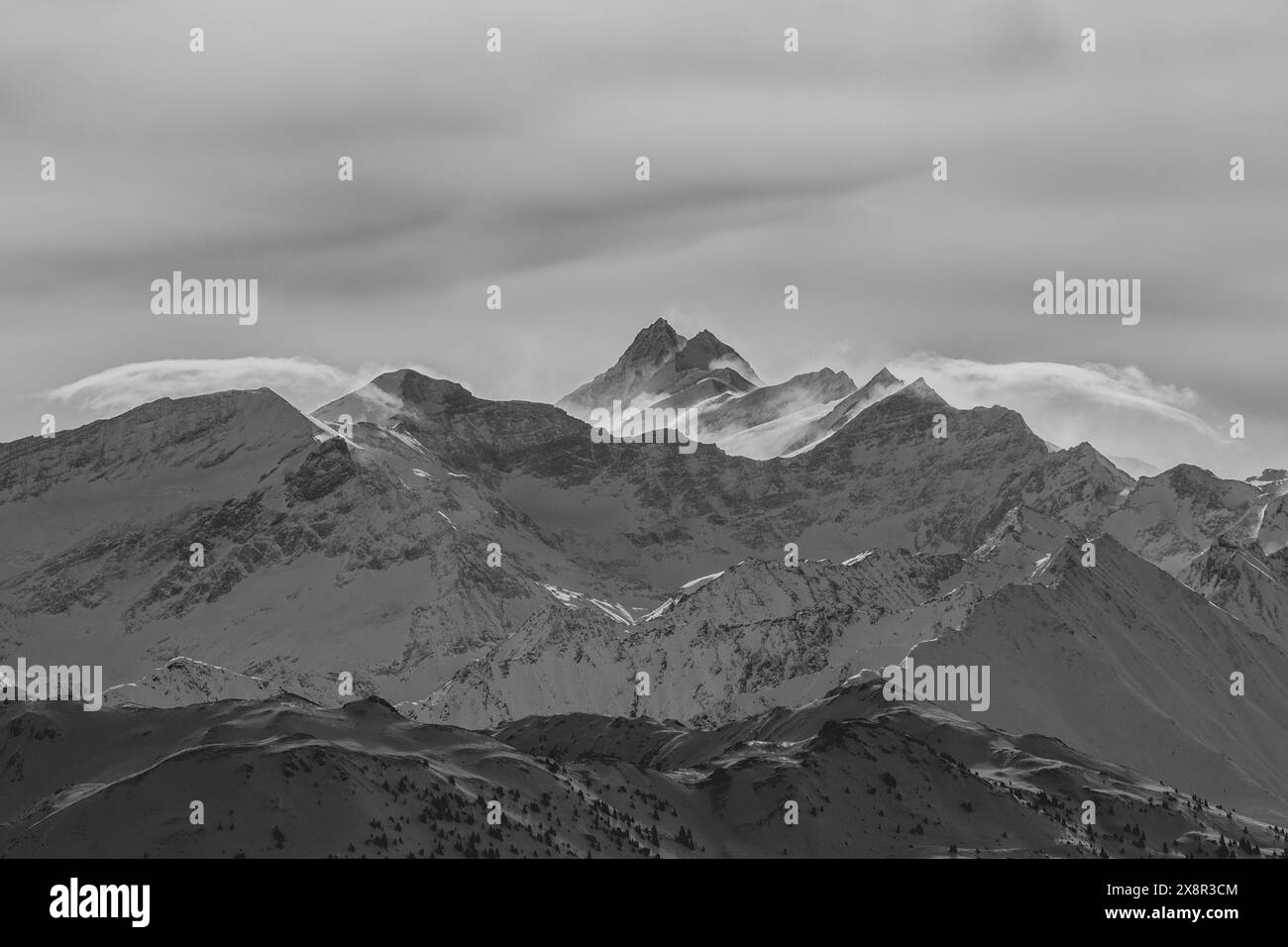 Der Gipfel GroÃŸglockner, der höchste Berg Österreichs, in Schwarzweiß Stockfoto