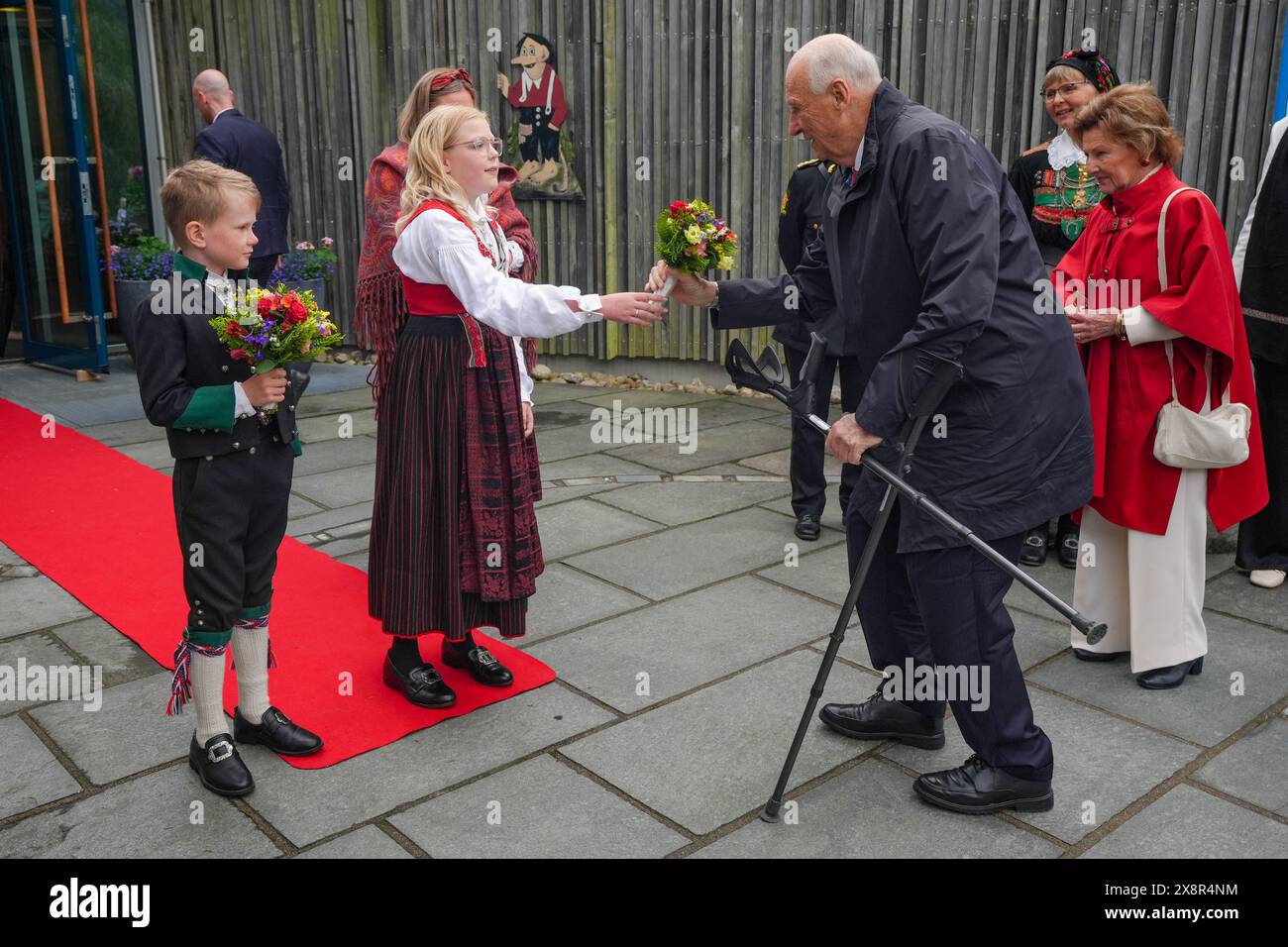 Froland 20240527. Emil Tveit Auestad (9) og Ingrid Jakobsen (11). Overreker blomster til Kong Harald og dronning Sonja som ankommer Åseral i Åseral kommune i Agder i forbindelse med fylkesbesøkene til Agder og Rogaland 26-30 mai. Foto: Lise Åserud / NTB Stockfoto