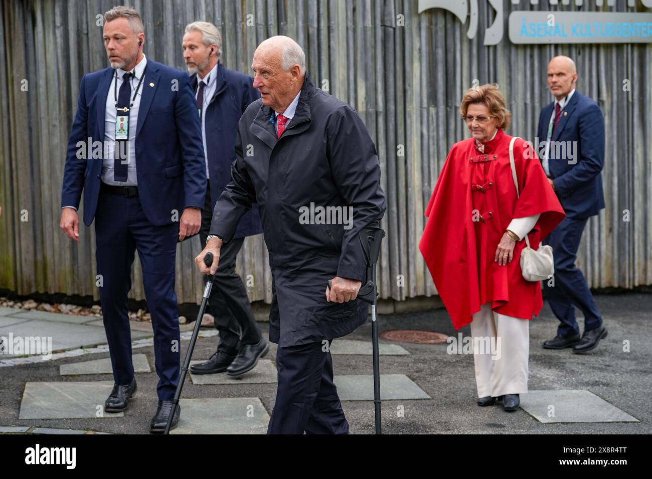 Froland 20240527. Kong Harald og dronning Sonja ankommer Åseral i Åseral kommune i Agder i forbindelse med fylkesbesøkene til Agder og Rogaland 26-30 mai. Foto: Lise Åserud / NTB Stockfoto