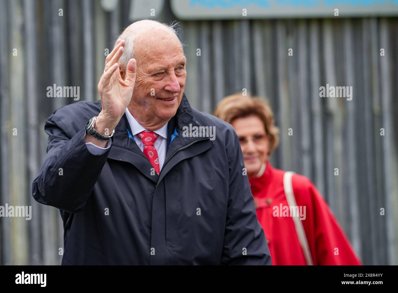 Froland 20240527. Kong Harald og dronning Sonja ankommer Åseral i Åseral kommune i Agder i forbindelse med fylkesbesøkene til Agder og Rogaland 26-30 mai. Foto: Lise Åserud / NTB Stockfoto