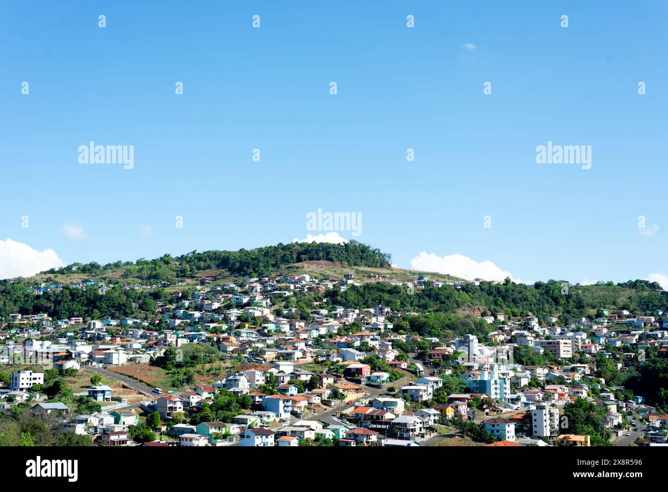 Blick auf einen Hügel in der Stadt ConcÃ³rdia in Santa Catarina in Brasilien Stockfoto