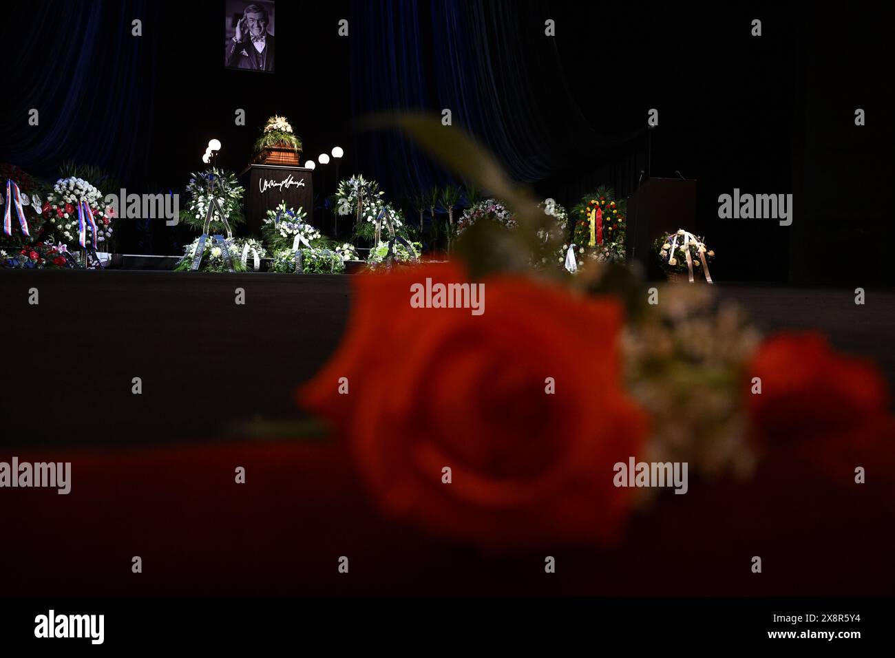 Letzter Abschied von dem bekannten tschechischen Tänzer, Schauspieler und Lehrer Vlastimil Harapes, der am 15. Mai 2024 im Alter von 77 Jahren in Prag starb. Harapes war lange Zeit Solist beim ND Ballet Ensemble und leitete es später als künstlerischer Leiter. 2016 wurde er in die National Theatre Hall of Fame aufgenommen. Während seiner mehr als 20 Jahre als Tänzer spielte er in männlichen Hauptrollen in praktisch allen Produktionen des Repertoires der ND. Er trat als Gast auf ausländischen Bühnen auf, unter anderem in Deutschland, Frankreich, Belgien und den Niederlanden. 2012 erhielt Harapes den Thalia Prize for Stockfoto