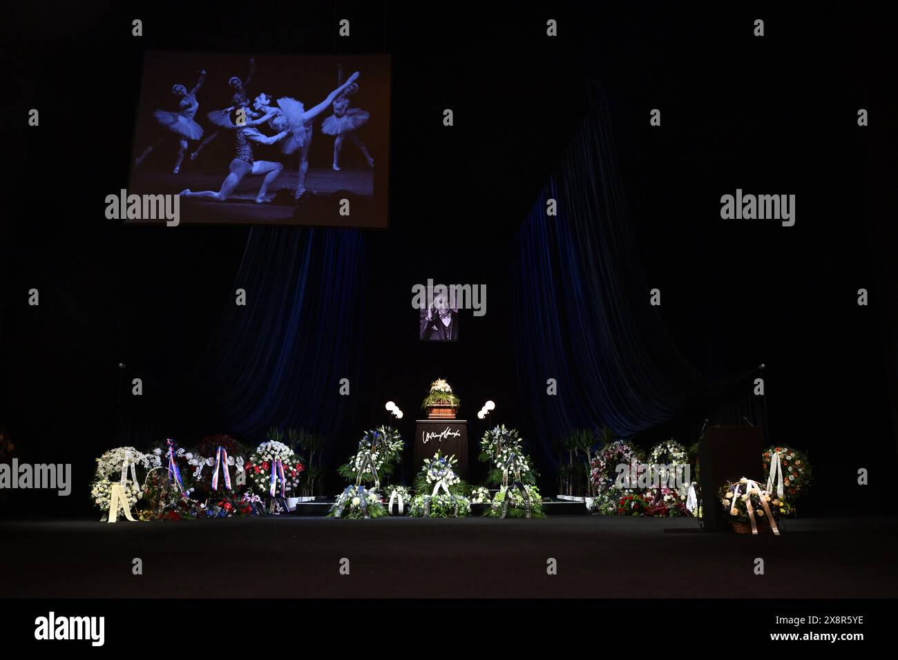 Letzter Abschied von dem bekannten tschechischen Tänzer, Schauspieler und Lehrer Vlastimil Harapes, der am 15. Mai 2024 im Alter von 77 Jahren in Prag starb. Harapes war lange Zeit Solist beim ND Ballet Ensemble und leitete es später als künstlerischer Leiter. 2016 wurde er in die National Theatre Hall of Fame aufgenommen. Während seiner mehr als 20 Jahre als Tänzer spielte er in männlichen Hauptrollen in praktisch allen Produktionen des Repertoires der ND. Er trat als Gast auf ausländischen Bühnen auf, unter anderem in Deutschland, Frankreich, Belgien und den Niederlanden. 2012 erhielt Harapes den Thalia Prize for Stockfoto