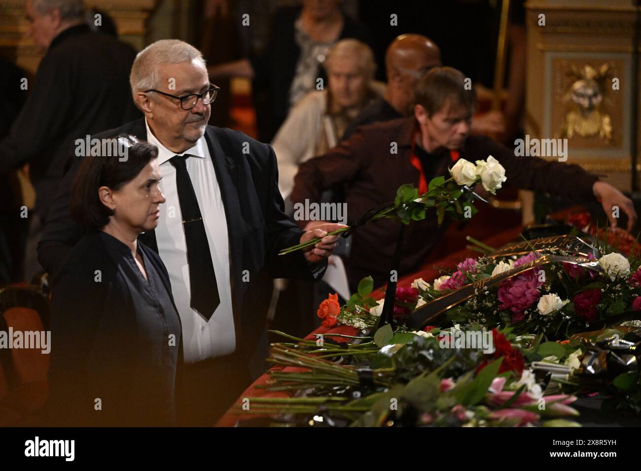 Letzter Abschied von dem bekannten tschechischen Tänzer, Schauspieler und Lehrer Vlastimil Harapes, der am 15. Mai 2024 im Alter von 77 Jahren in Prag starb. Harapes war lange Zeit Solist beim ND Ballet Ensemble und leitete es später als künstlerischer Leiter. 2016 wurde er in die National Theatre Hall of Fame aufgenommen. Während seiner mehr als 20 Jahre als Tänzer spielte er in männlichen Hauptrollen in praktisch allen Produktionen des Repertoires der ND. Er trat als Gast auf ausländischen Bühnen auf, unter anderem in Deutschland, Frankreich, Belgien und den Niederlanden. 2012 erhielt Harapes den Thalia Prize for Stockfoto