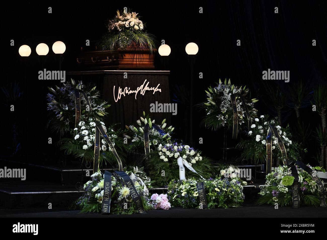 Letzter Abschied von dem bekannten tschechischen Tänzer, Schauspieler und Lehrer Vlastimil Harapes, der am 15. Mai 2024 im Alter von 77 Jahren in Prag starb. Harapes war lange Zeit Solist beim ND Ballet Ensemble und leitete es später als künstlerischer Leiter. 2016 wurde er in die National Theatre Hall of Fame aufgenommen. Während seiner mehr als 20 Jahre als Tänzer spielte er in männlichen Hauptrollen in praktisch allen Produktionen des Repertoires der ND. Er trat als Gast auf ausländischen Bühnen auf, unter anderem in Deutschland, Frankreich, Belgien und den Niederlanden. 2012 erhielt Harapes den Thalia Prize for Stockfoto