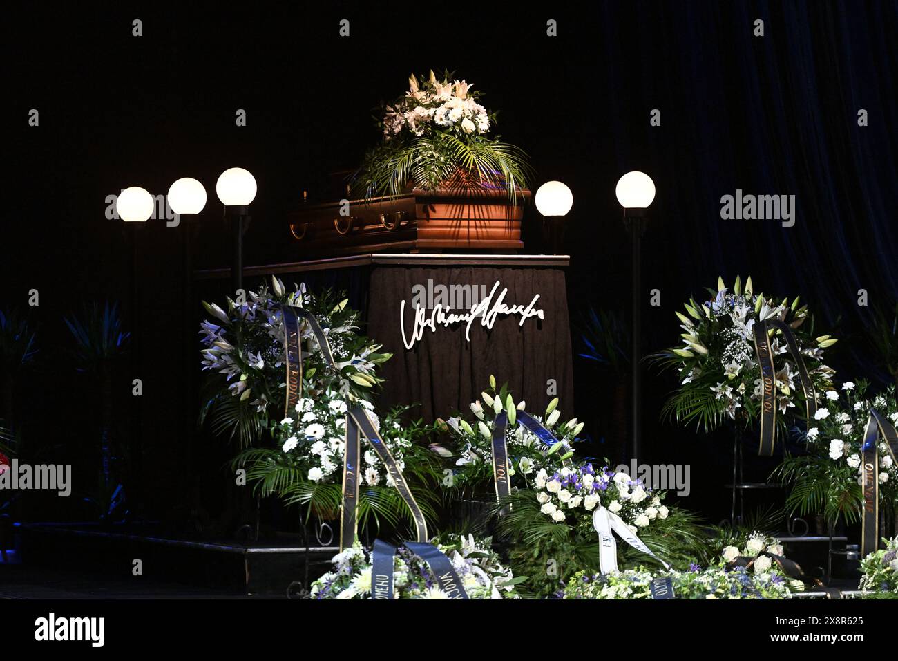 Letzter Abschied von dem bekannten tschechischen Tänzer, Schauspieler und Lehrer Vlastimil Harapes, der am 15. Mai 2024 im Alter von 77 Jahren in Prag starb. Harapes war lange Zeit Solist beim ND Ballet Ensemble und leitete es später als künstlerischer Leiter. 2016 wurde er in die National Theatre Hall of Fame aufgenommen. Während seiner mehr als 20 Jahre als Tänzer spielte er in männlichen Hauptrollen in praktisch allen Produktionen des Repertoires der ND. Er trat als Gast auf ausländischen Bühnen auf, unter anderem in Deutschland, Frankreich, Belgien und den Niederlanden. 2012 erhielt Harapes den Thalia Prize for Stockfoto