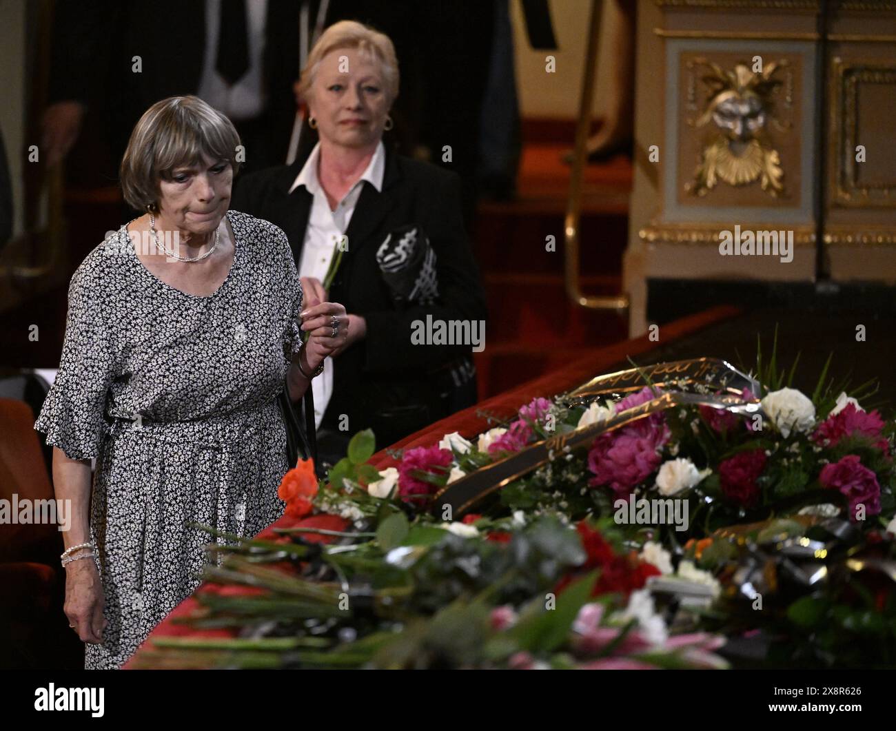 Letzter Abschied von dem bekannten tschechischen Tänzer, Schauspieler und Lehrer Vlastimil Harapes, der am 15. Mai 2024 im Alter von 77 Jahren in Prag starb. Harapes war lange Zeit Solist beim ND Ballet Ensemble und leitete es später als künstlerischer Leiter. 2016 wurde er in die National Theatre Hall of Fame aufgenommen. Während seiner mehr als 20 Jahre als Tänzer spielte er in männlichen Hauptrollen in praktisch allen Produktionen des Repertoires der ND. Er trat als Gast auf ausländischen Bühnen auf, unter anderem in Deutschland, Frankreich, Belgien und den Niederlanden. 2012 erhielt Harapes den Thalia Prize for Stockfoto