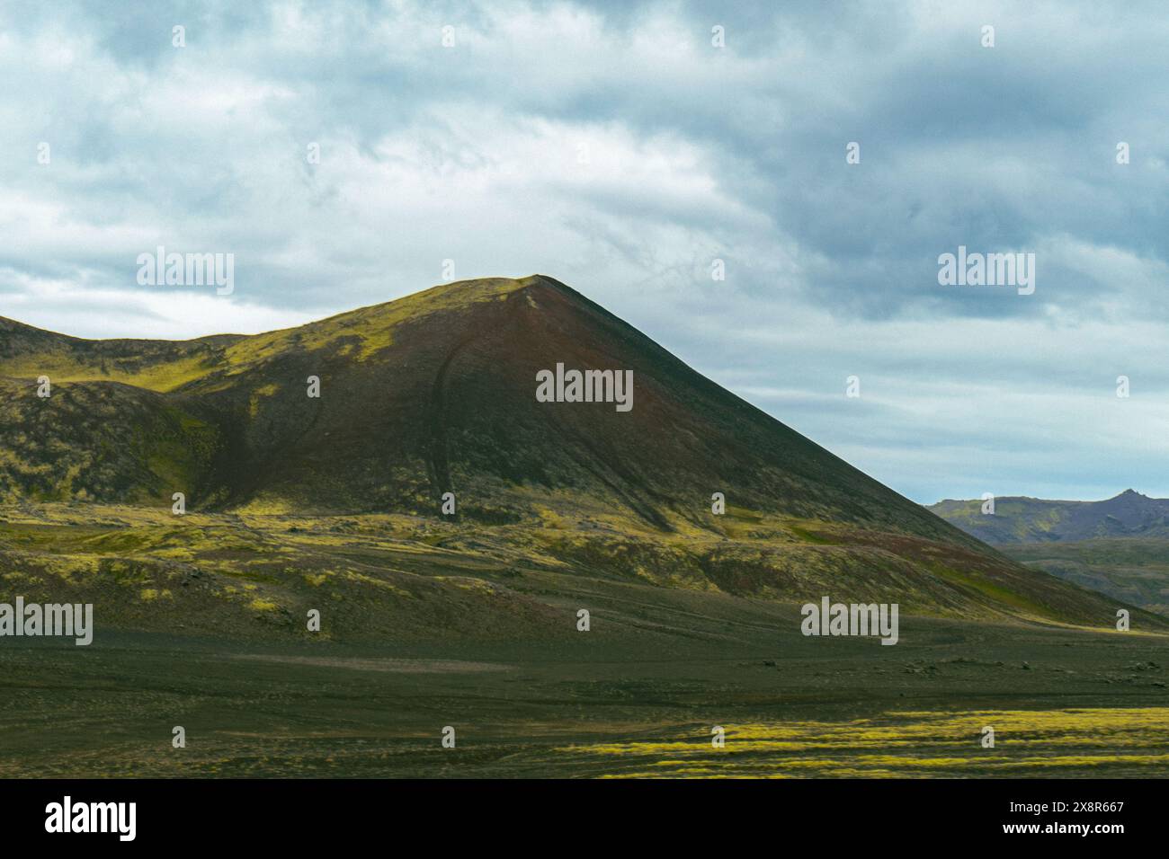 Landschaften Islands, Berge, die mit Moos bedeckt sind. Stockfoto
