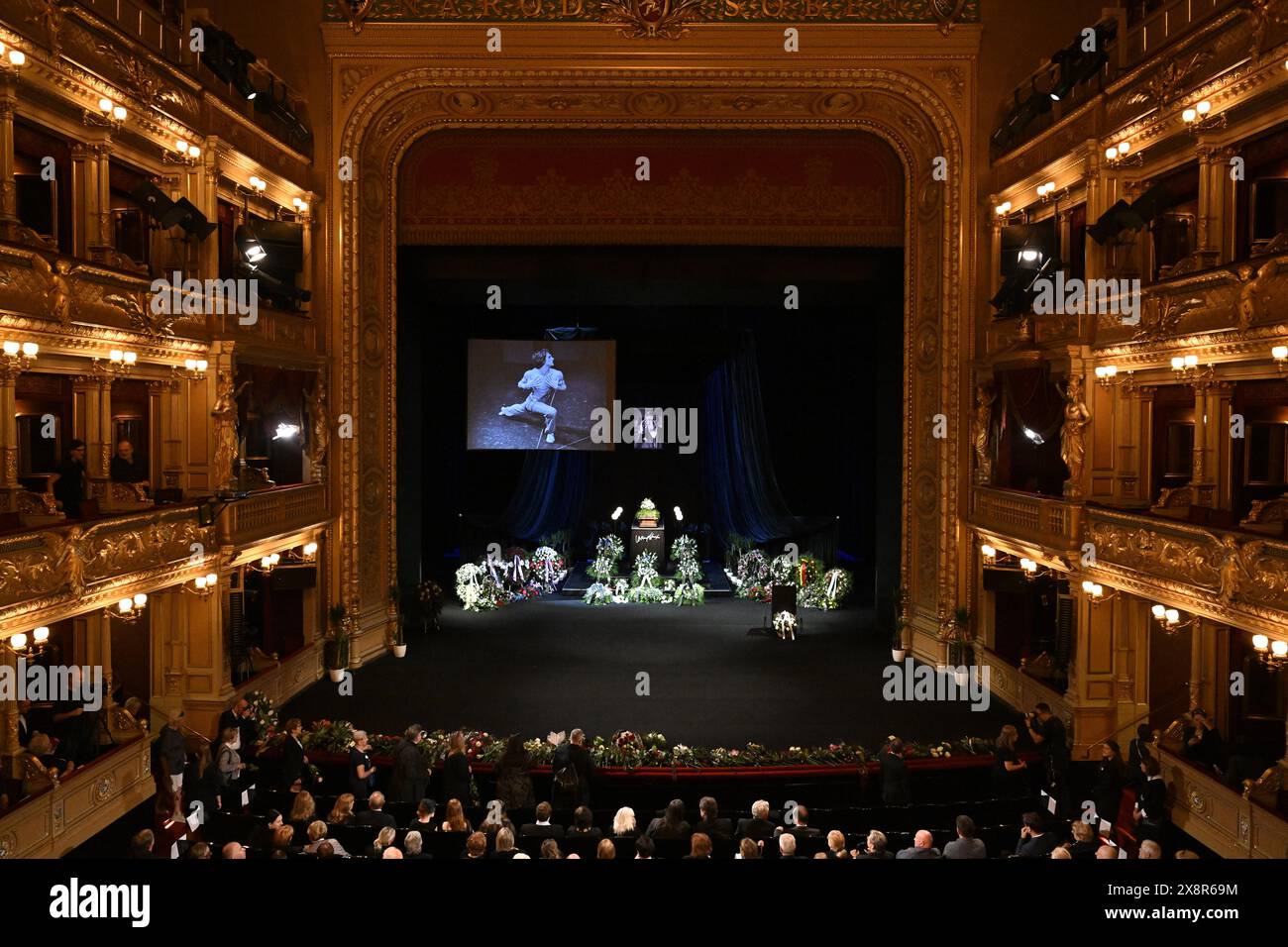Letzter Abschied von dem bekannten tschechischen Tänzer, Schauspieler und Lehrer Vlastimil Harapes, der am 15. Mai 2024 im Alter von 77 Jahren in Prag starb. Harapes war lange Zeit Solist beim ND Ballet Ensemble und leitete es später als künstlerischer Leiter. 2016 wurde er in die National Theatre Hall of Fame aufgenommen. Während seiner mehr als 20 Jahre als Tänzer spielte er in männlichen Hauptrollen in praktisch allen Produktionen des Repertoires der ND. Er trat als Gast auf ausländischen Bühnen auf, unter anderem in Deutschland, Frankreich, Belgien und den Niederlanden. 2012 erhielt Harapes den Thalia Prize for Stockfoto